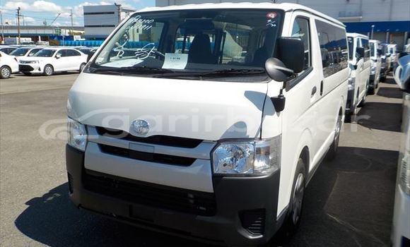 কেনা আমদানি Toyota Hiace White গাড়ী মধ্যে ঢাকা মধ্যে Dhaka