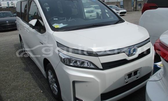 কেনা আমদানি Toyota Voxy Pearl গাড়ী মধ্যে ঢাকা মধ্যে Dhaka