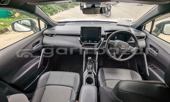 কেনা নতুন Toyota Corolla Cross White গাড়ী মধ্যে ঢাকা মধ্যে Dhaka কেনা নতুন Toyota Corolla Cross White গাড়ী মধ্যে ঢাকা মধ্যে Dhaka