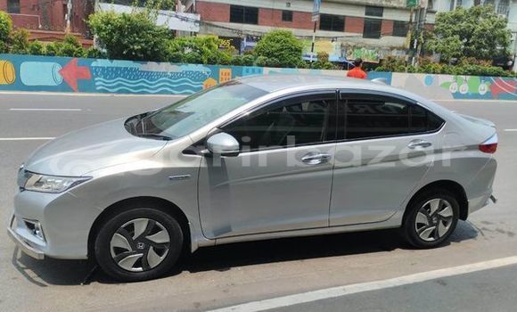 Buy Used 2016 Honda Grace in Dhaka, Dhaka Buy Used 2016 Honda Grace in Dhaka, Dhaka