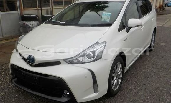 কেনা ব্যবহৃত Toyota Prius Alpha Pearl গাড়ী মধ্যে ঢাকা মধ্যে Dhaka