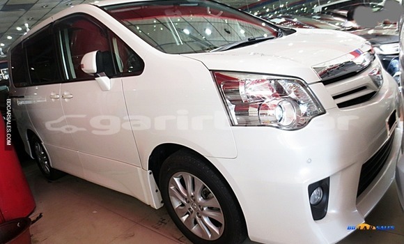 Buy Import Toyota Noah in Dhaka, Dhaka Buy Import Toyota Noah in Dhaka, Dhaka