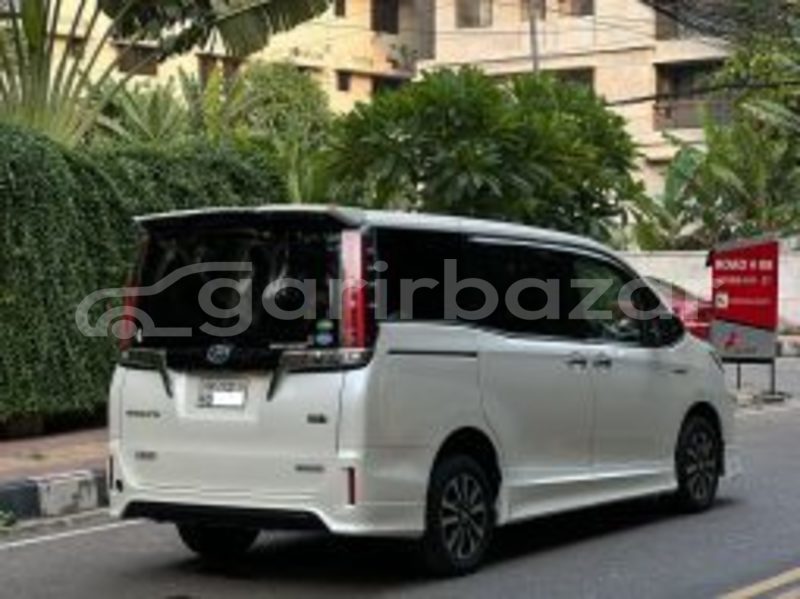 Big with watermark toyota esquire gi premium 21221