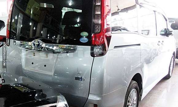 Buy Import Toyota Noah in Dhaka, Dhaka Buy Import Toyota Noah in Dhaka, Dhaka
