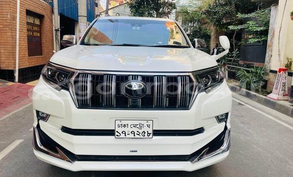 কেনা ব্যবহৃত Toyota land cruiser-prado White গাড়ী মধ্যে ঢাকা মধ্যে Dhaka