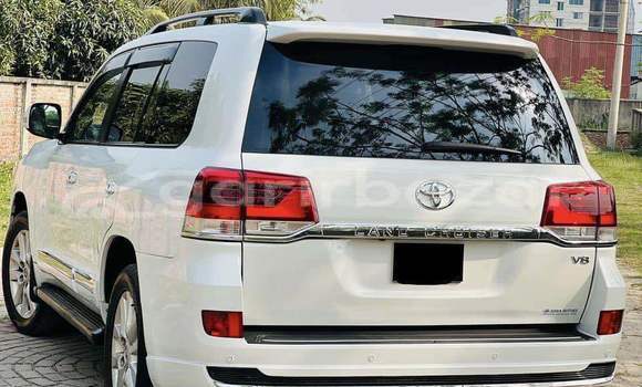 Buy Used 2014 Toyota Land Cruiser in Dhaka, Dhaka Buy Used 2014 Toyota Land Cruiser in Dhaka, Dhaka