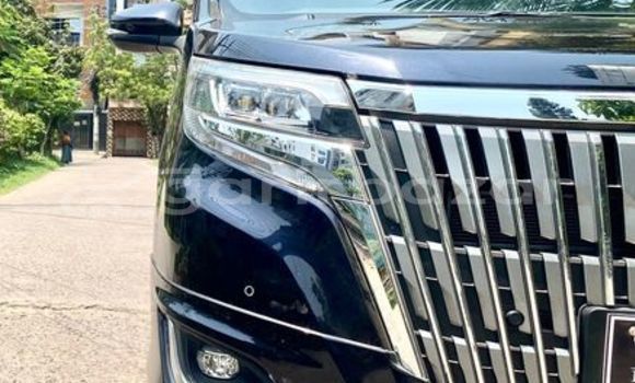 কেনা ব্যবহৃত Toyota esquire gi pkg Purple গাড়ী মধ্যে ঢাকা মধ্যে Dhaka