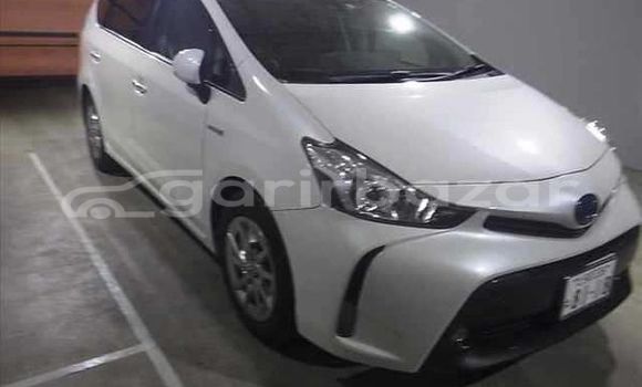 কেনা ব্যবহৃত Toyota Prius Alpha Pearl গাড়ী মধ্যে ঢাকা মধ্যে Dhaka