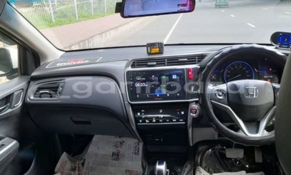 Buy Used 2016 Honda Grace in Dhaka, Dhaka Buy Used 2016 Honda Grace in Dhaka, Dhaka