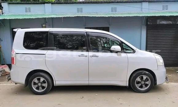 Buy Used Toyota Noah in Baniachang, Habiganj Buy Used Toyota Noah in Baniachang, Habiganj