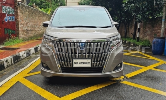 কেনা আমদানি Toyota esquire gi pkg Brown গাড়ী মধ্যে ঢাকা মধ্যে Dhaka