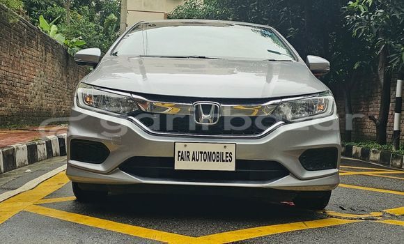 কেনা আমদানি Honda Grace Silver গাড়ী মধ্যে ঢাকা মধ্যে Dhaka