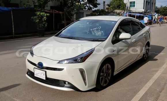 কেনা ব্যবহৃত Toyota prius White গাড়ী মধ্যে ঢাকা মধ্যে Dhaka