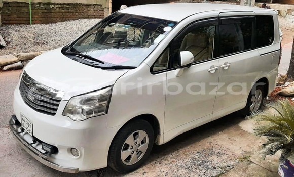 Buy Used 2017 Toyota Noah in Dhaka, Dhaka Buy Used 2017 Toyota Noah in Dhaka, Dhaka