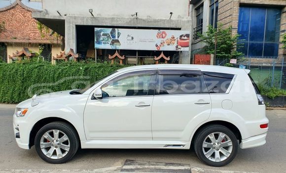 কেনা ব্যবহৃত Mitsubishi outlandar White গাড়ী মধ্যে ঢাকা মধ্যে Dhaka কেনা ব্যবহৃত Mitsubishi outlandar White গাড়ী মধ্যে ঢাকা মধ্যে Dhaka