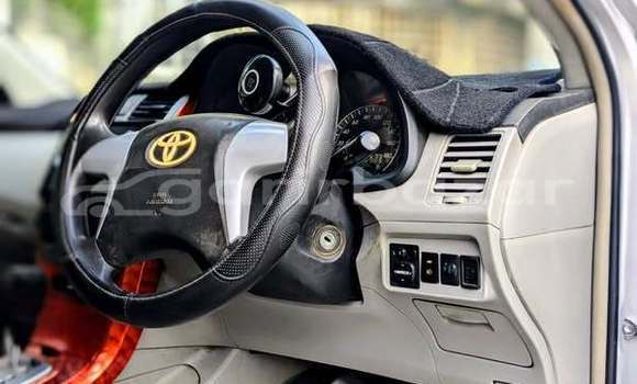 কিনুন ব্যবহৃত Toyota গাড়ী কিনুন ব্যবহৃত Toyota গাড়ী