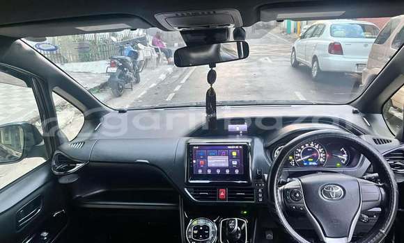 Buy Used 2017 Toyota Noah in Dhaka, Dhaka Buy Used 2017 Toyota Noah in Dhaka, Dhaka