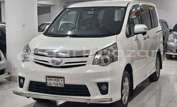 Buy Used 2013 Toyota Noah in Dhaka, Dhaka Buy Used 2013 Toyota Noah in Dhaka, Dhaka