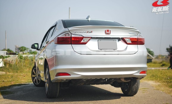 Buy Used 2015 Honda Grace in Dhaka, Dhaka Buy Used 2015 Honda Grace in Dhaka, Dhaka