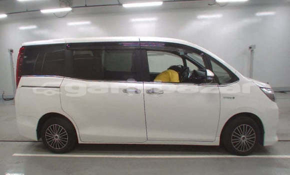 কেনা আমদানি Toyota Esquire White গাড়ী মধ্যে ঢাকা মধ্যে Dhaka কেনা আমদানি Toyota Esquire White গাড়ী মধ্যে ঢাকা মধ্যে Dhaka