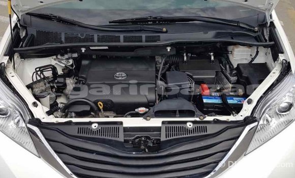 Buy Import 2015 Toyota Sienna in Import - Dubai, Bandarban Buy Import 2015 Toyota Sienna in Import - Dubai, Bandarban