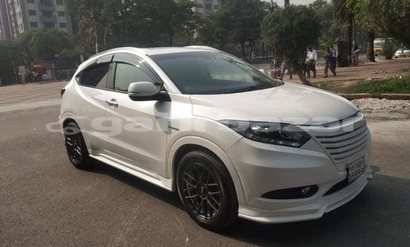 Buy Used 2014 Honda Vezel in Dhaka, Dhaka Buy Used 2014 Honda Vezel in Dhaka, Dhaka