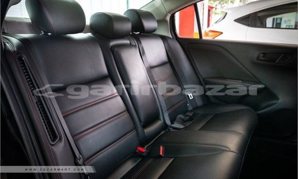 Buy Used 2016 Honda Grace in Dhaka, Dhaka Buy Used 2016 Honda Grace in Dhaka, Dhaka