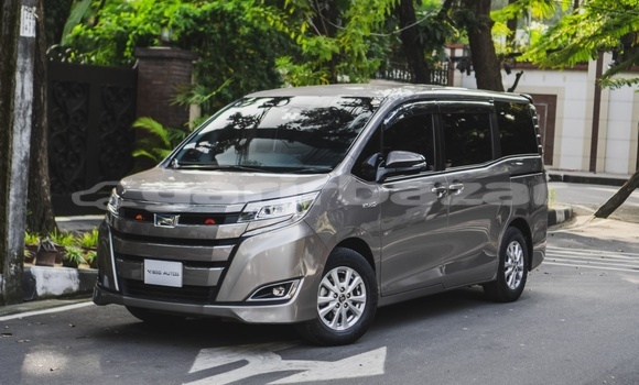 Buy Used 2018 Toyota Noah in Dhaka, Dhaka Buy Used 2018 Toyota Noah in Dhaka, Dhaka