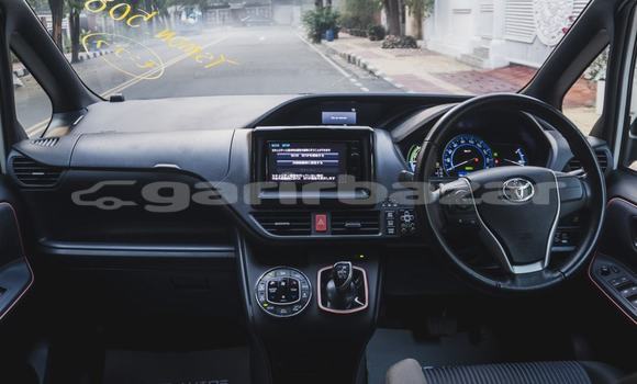 কেনা আমদানি Toyota Voxy White গাড়ী মধ্যে ঢাকা মধ্যে Dhaka কেনা আমদানি Toyota Voxy White গাড়ী মধ্যে ঢাকা মধ্যে Dhaka