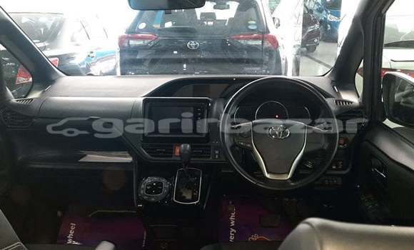 Buy Import 2017 Toyota Noah in Dhaka, Dhaka Buy Import 2017 Toyota Noah in Dhaka, Dhaka