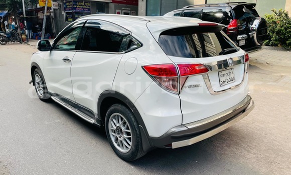 Buy Used 2015 Honda Vezel in Dhaka, Dhaka Buy Used 2015 Honda Vezel in Dhaka, Dhaka