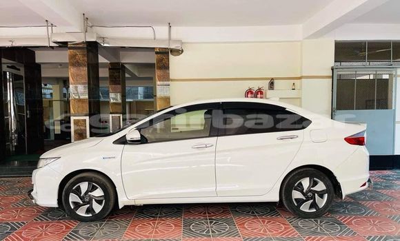 Buy Used 2015 Honda Grace in Dhaka, Dhaka Buy Used 2015 Honda Grace in Dhaka, Dhaka