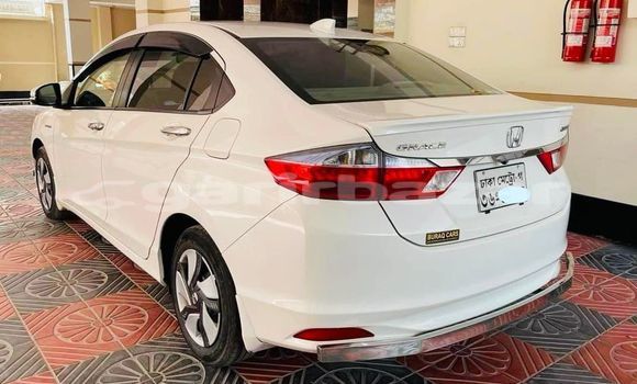 Buy Used 2015 Honda Grace in Dhaka, Dhaka Buy Used 2015 Honda Grace in Dhaka, Dhaka