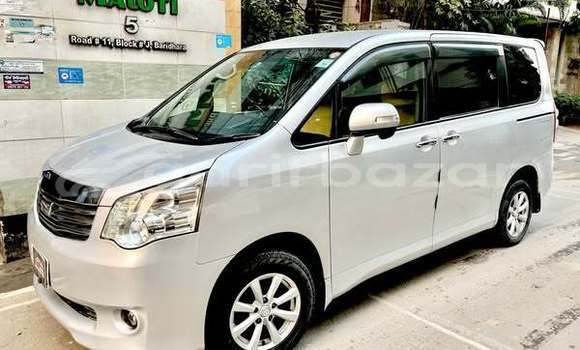 Buy Used 2011 Toyota Noah in Dhaka, Dhaka Buy Used 2011 Toyota Noah in Dhaka, Dhaka