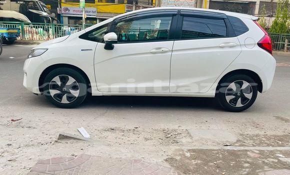কেনা আমদানি Honda Fit White গাড়ী মধ্যে ঢাকা মধ্যে Dhaka কেনা আমদানি Honda Fit White গাড়ী মধ্যে ঢাকা মধ্যে Dhaka