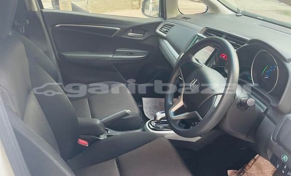 কেনা আমদানি Honda Fit White গাড়ী মধ্যে ঢাকা মধ্যে Dhaka কেনা আমদানি Honda Fit White গাড়ী মধ্যে ঢাকা মধ্যে Dhaka