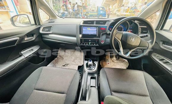 কেনা আমদানি Honda Fit White গাড়ী মধ্যে ঢাকা মধ্যে Dhaka কেনা আমদানি Honda Fit White গাড়ী মধ্যে ঢাকা মধ্যে Dhaka