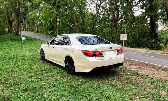 Buy Import 2015 Toyota Crown in Dhaka, Dhaka Buy Import 2015 Toyota Crown in Dhaka, Dhaka