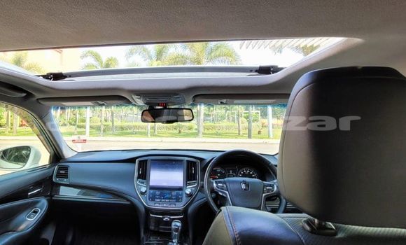 Buy Import 2015 Toyota Crown in Dhaka, Dhaka Buy Import 2015 Toyota Crown in Dhaka, Dhaka