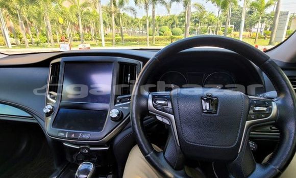 Buy Import 2015 Toyota Crown in Dhaka, Dhaka Buy Import 2015 Toyota Crown in Dhaka, Dhaka