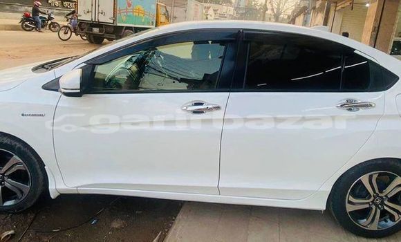 Buy Used 2015 Honda Grace in Dhaka, Dhaka Buy Used 2015 Honda Grace in Dhaka, Dhaka