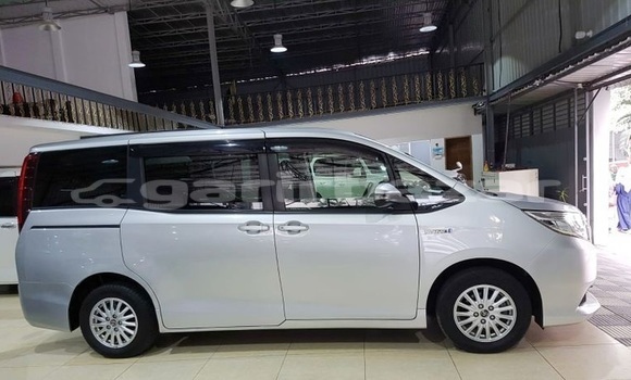 Buy Used 2016 Toyota Noah in Dhaka, Dhaka Buy Used 2016 Toyota Noah in Dhaka, Dhaka