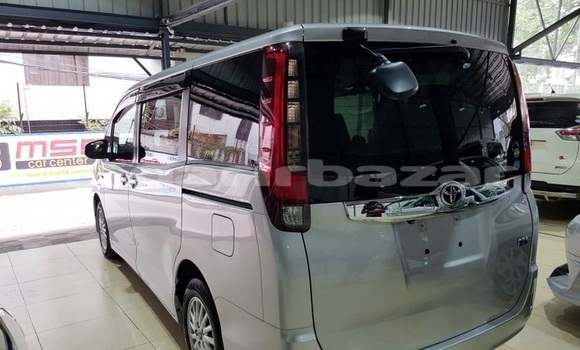Buy Used 2016 Toyota Noah in Dhaka, Dhaka Buy Used 2016 Toyota Noah in Dhaka, Dhaka