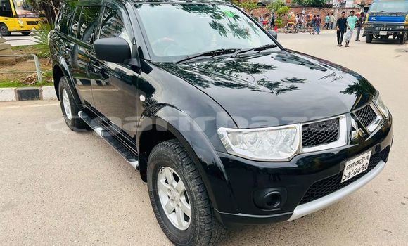 Buy Used 2014 Mitsubishi Pajero in Dhaka, Dhaka Buy Used 2014 Mitsubishi Pajero in Dhaka, Dhaka