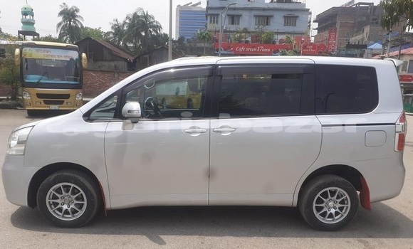 Buy Used 2009 Toyota Noah in Dhaka, Dhaka Buy Used 2009 Toyota Noah in Dhaka, Dhaka
