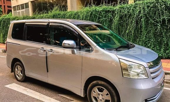 Buy Used 2009 Toyota Noah in Dhaka, Dhaka Buy Used 2009 Toyota Noah in Dhaka, Dhaka