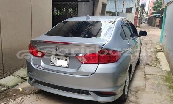 Buy Used 2017 Honda Grace in Dhaka, Dhaka Buy Used 2017 Honda Grace in Dhaka, Dhaka