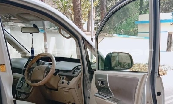 Buy Used 2010 Toyota Noah in Dhaka, Dhaka Buy Used 2010 Toyota Noah in Dhaka, Dhaka