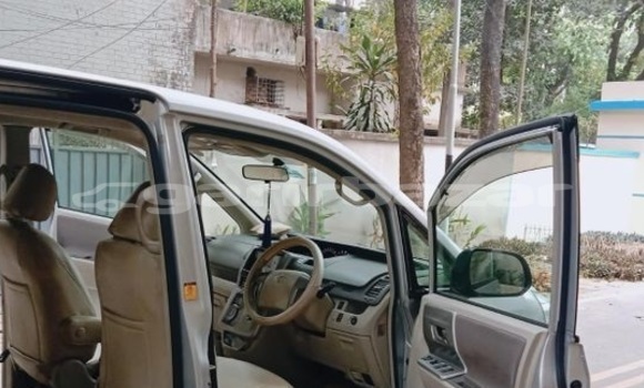 Buy Used 2010 Toyota Noah in Dhaka, Dhaka Buy Used 2010 Toyota Noah in Dhaka, Dhaka