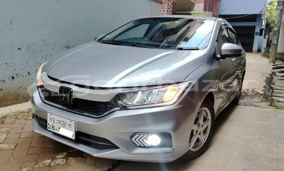 Buy Used 2017 Honda Grace in Dhaka, Dhaka Buy Used 2017 Honda Grace in Dhaka, Dhaka